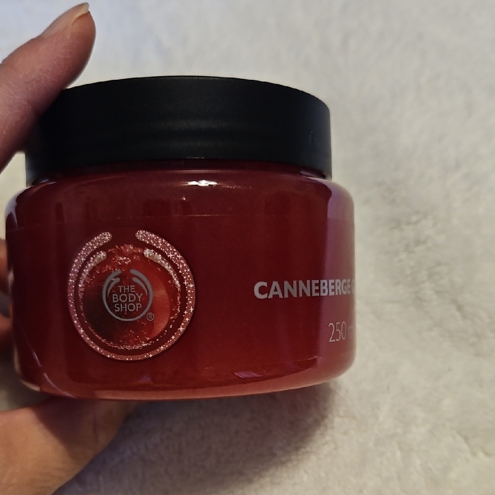 The Body Shop Frosted Cranberry Sugar Scrub - Vibrant Red